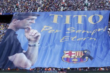 Une bannière géante en mémoire de l&#039;entraîneur Tito Vilanova, décédé fin avril, est déployée dans le stade Camp Nou à Barcelone. 