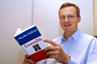 Bruno Le Maire lit le livre de son rival d'aujourd'hui, Nicolas Sarkozy, en mai 2007