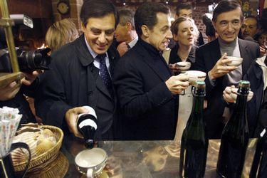 François Fillon sert un bol de cidre, aux côtés de Nicolas Sarkozy, Nathalie Kosciusko-Morizet et Philippe Douste-Blazy
