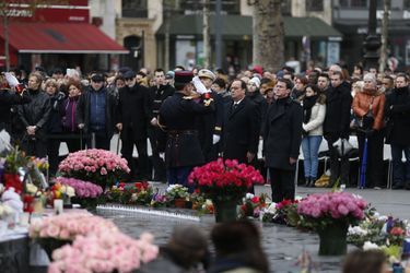 François Hollande et Manuel Valls place de la République à Paris, pour l'hommage populaire aux victimes des attentats