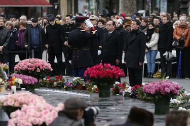 François Hollande et Manuel Valls place de la République à Paris, pour l'hommage populaire aux victimes des attentats