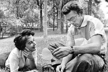 James Dean et Elizabeth Taylor se détendent sur le tournage de &quot;Giant&quot; au Texas, 1955