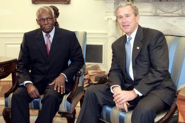 José Eduardo dos Santos avec George W. Bush en 2004
