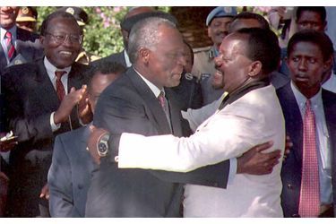  José Eduardo dos Santos avec Jonas Savimbi, le leader de l’UNITA,en 1995