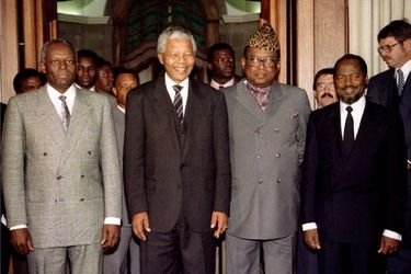 José Eduardo dos Santos avec les présidents sud-africain Nelson Mandela, du Mozambique Joaquim Chissano et du Zaïre Mobutu Sese Seko à Pretoria,...