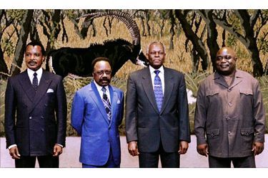 José Eduardo dos Santos avec ses homologues congolais Denis Sassou Nguesso, gabonais Omar Bongo et de RDC Laurent Kabila à un sommet régional à...
