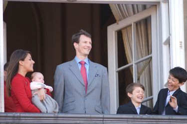 La princesse Marie avec le prince Joachim de Danemark, les princes Nikolai et Félix et la princesse Athena, le 16 avril 2012