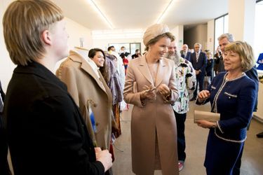 La reine Mathilde de Belgique avec Daniela Schadt au musée de la Mode à Anvers
