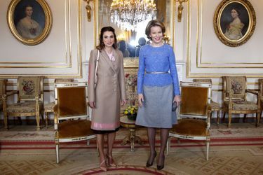 La reine Rania de Jordanie avec la reine Mathilde de Belgique au Palais royal à Bruxelles, le 12 janvier 2016