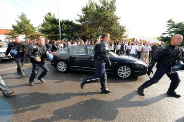 La voiture de Bruno Le Maire entourée de gendarmes, en septembre 2009, alors que des producteurs de lait en colère manifestent