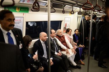 Laurent Fabius, François Hollande, le Premier ministre indien Narendra Modi et Ségolène Royal dans le métro de New Delhi, le 25 janvier 2016