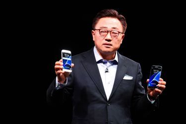 Le directeur de la communication de Samsung DJ Koh présente les nouveaux S7 et S7 Edge.