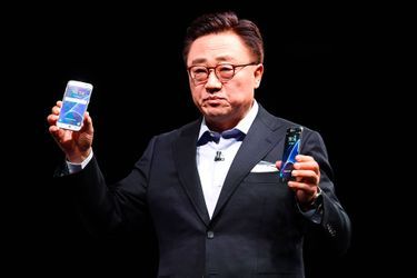 Le directeur de la communication de Samsung DJ Koh présente les nouveaux S7 et S7 Edge.