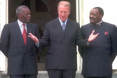 Le roi belge Albert II entouré de Jonas Savimbi, chef de l’Union nationale pour l’indépendance totale de l’Angola (Unita), et de José Eduar...