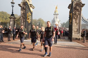 Les militaires de la Walk of Britain arrivent devant Buckingham Palace à Londres, le 1er novembre 2015