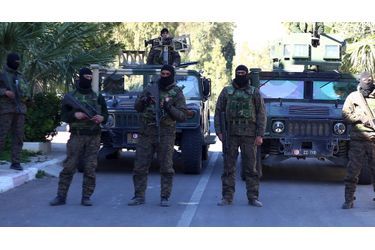 Les militaires gardant le gouvernement local à Kasserine