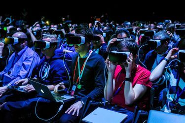 Les participants de la conférence ont pu suivre le show grâce à un casque de réalité virtuelle