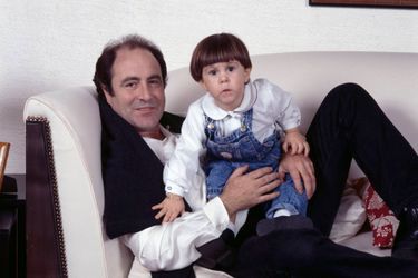 Michel Delpech et son fils Emmanuel dans les bras.