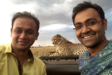 Un selfie avec les guépards pour ces touristes au Kenya
