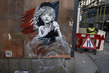 Une nouvelle oeuvre de Banksy a été peinte en face de l'ambassade française à Londres