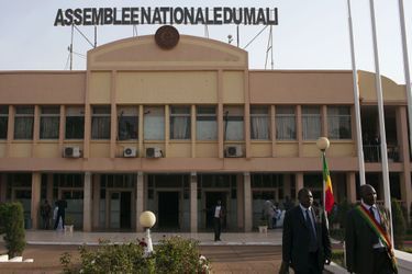 19 février, des membres du parlement malien quittent l&#039;Assemblée nationale du Mali, à Bamako.