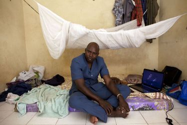 27 février, Adama Cissé, 34 ans, pose à son domicile de Bamako. Cet ancien homme d&#039;affaires de Gao a tout perdu pendant la guerre et a été contraint de quitter le nord. 