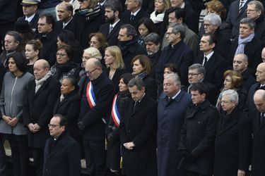 Nicolas Sarkozy se recueille durant l&#039;hommage rendu aux victimes des attaques du 13 novembre, aux Invalides.