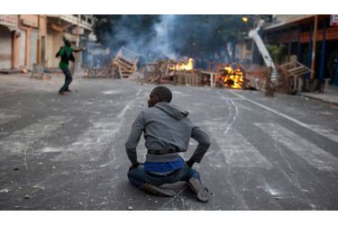Une dizaine de personnes –dont un policier- ont été blessées vendredi dans les violences qui ont éclaté à Dakar, rapporte Jeune Afrique. Plusieurs centaines de jeunes ont tenté de se joindre à la manifestation interdite organisée place de l'Indépendance, dont l’accès avait été bloqué par les forces de l’ordre. Les policiers ont riposté aux tirs de pierre par des balles en caoutchouc et gaz lacrymogènes. Pour la quatrième journée consécutive, l’opposition a appelé à manifester contre un nouveau mandat brigué par le président Abdoulaye Wade, jugé anticonstitutionnel. L’élection présidentielle se déroulera le 26 février prochain.