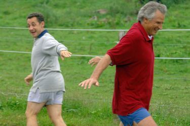 Septembre 2005, à Evian, lors des journées parlementaires de l&#039;UMP : Nicolas Sarkozy, ministre de l&#039;Intérieur, croise Dominique de Villepin, son rival, lors d&#039;un jogging. Pour la photo, les deux hommes décrochent de grands sourires.