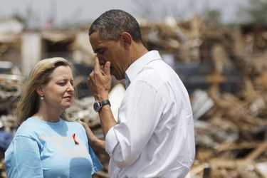 Barack Obama pleure en parlant avec une habitante de Moore, une ville de l'Oklahoma touchée par une violente tornade qui a tué 24 personnes, en ma...