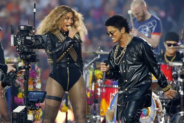 Beyoncé et Bruno Mars sur scène lors de la finale du Super Bowl à Santa Clara, le 7 février 2016