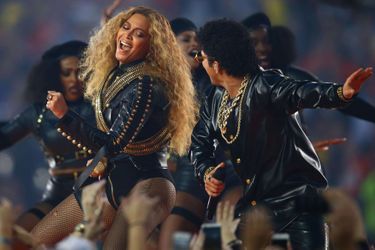 Beyoncé et Bruno Mars sur scène lors de la finale du Super Bowl à Santa Clara, le 7 février 2016