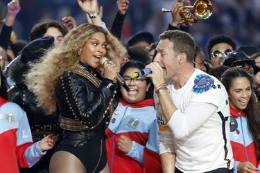 Beyoncé et Chris Martin sur scène lors de la finale du Super Bowl à Santa Clara, le 7 février 2016