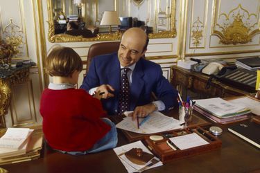 Clara sur le bureau de son père en décembre 1996, à Matignon
