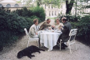 Déjeuner entre couples dans le parc de l'Elysée en avril 1996, avec le labrador du Président