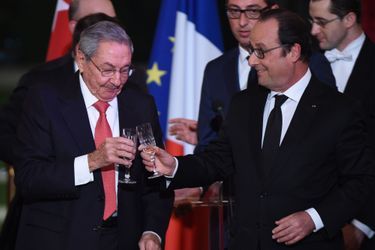 François Hollande et Raul Castro portent un toast