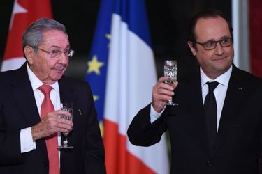 François Hollande et Raul Castro portent un toast