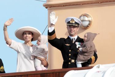 Joséphine et Vincent avec leurs parents, en août 2011