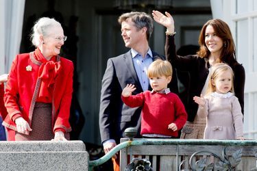 Joséphine et Vincent avec leurs parents et la reine Margrethe en avril 2014