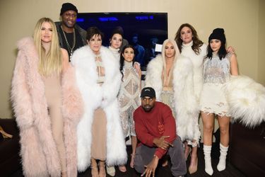 Khloé Kardashian, Lamar Odom, Kris et Kendall Jenner, Kourtney et Kim Kardashian, Caitlyn et Kylie Jenner, entourent Kanye West