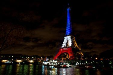 La Tour Eiffel entre en résistance et s'illumine des couleurs de la France, en hommage aux 130 victimes des attentats du 13 Novembre 2015 
