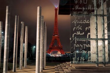 La Tour Eiffel illuminée de rouge avec le mur de la Paix pour célébrer l'année de la Chine en France, le 25 janvier 2004
