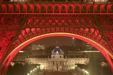 La Tour Eiffel, illuminée de rouge et vue sur l'Ecole Militaire, pour célébrer l'année de la Chine en France, le 24 Janvier 2004