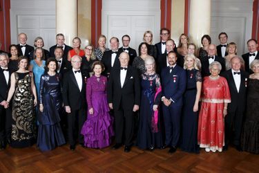 La photo de famille pour les 25 ans de sacre du roi Harald V de Norvège à Oslo, le 17 janvier 2016