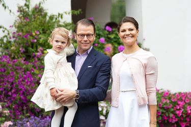 La princesse Estelle de Suède, sa mère la princesse Victoria et son père le prince Daniel