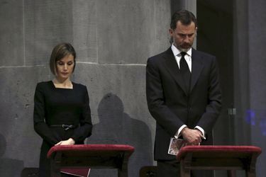 La reine Letizia et le roi Felipe VI d'Espagne à la célébration pour les victimes de l'A320 à Barcelone, le 27 avril 2015