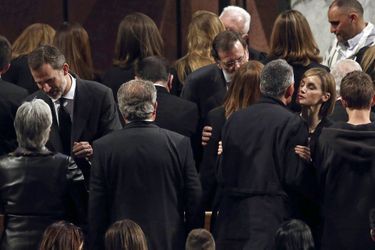 La reine Letizia et le roi Felipe avec des familles des victimes de l'A320 à Barcelone, le 27 avril 2015