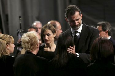La reine Letizia et le roi Felipe avec des familles des victimes de l'A320 à Barcelone, le 27 avril 2015