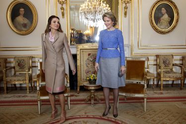 La reine Mathilde de Belgique avec la reine Rania de Jordanie au Palais royal à Bruxelles, le 12 janvier 2016