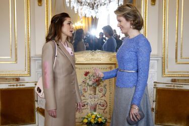 La reine Mathilde de Belgique avec la reine Rania de Jordanie au Palais royal à Bruxelles, le 12 janvier 2016